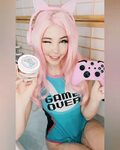 Сексуальная косплеерша Belle Delphine продает фанатам воду и